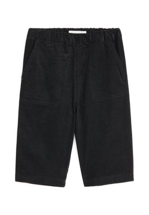 Short en velours côtelé noir avec taille élastique et poches avant, longueur genou pour un usage décontracté.