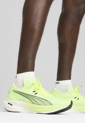 Puma DEVIATE NITRO 3  - Laufschuh Straße - fizzy apple- silver