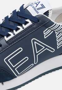 EA7 Emporio Armani VINTAGE - Joggesko - navy/white