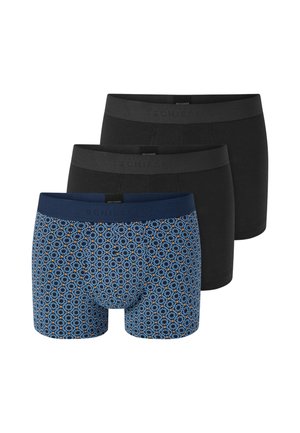 Drei Boxershorts: zwei einfarbig schwarz mit grauen Bund, und eine gemustert in Blau mit geometrischen Designs und orangen Akzenten.