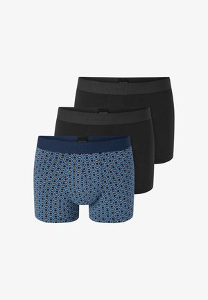 Drei Boxershorts: zwei einfarbig schwarz mit grauen Bund, und eine gemustert in Blau mit geometrischen Designs und orangen Akzenten.