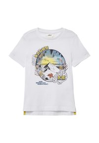 Witte katoenen t-shirt met een ronde graphic van bergen, palmbladeren en tekst. Korte mouwen; een gele accent aan de zoom.