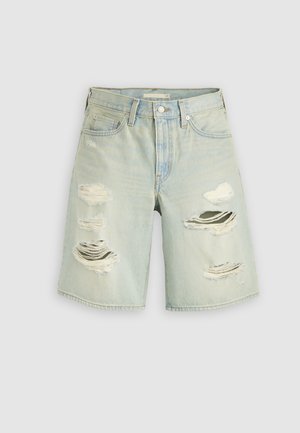 Pantaloni scurți din denim albastru deschis, cu mai multe rupturi mari uzate pe partea din față și închidere cu nasture în talie.