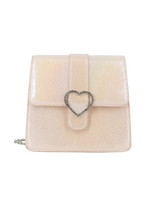 Piccola borsa a mano lucida rosa chiaro con superficie testurizzata e chiusura argento a forma di cuore sulla patta frontale.
