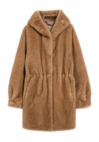 Miękka, średniej długości brązowa kurtka z sztucznego futra z szerokim kołnierzem, długimi rękawami i bocznymi kieszeniami, prezentowana na białym tle.