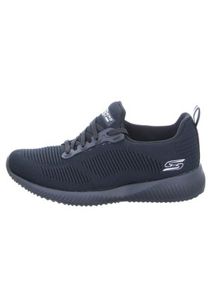 Schwarzer Sportschuh mit einem strukturierten Mesh-Obermaterial, Schnürverschluss, gepolstertem Schaft und einer dicken, flexiblen Sohle mit rillierter Detailierung.