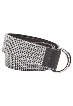 Zwarte riem versierd met meerdere rijen kleine zilveren studs en een zilveren dubbele ringgesp, opgerold op een witte achtergrond.