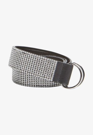 Zwarte riem versierd met meerdere rijen kleine zilveren studs en een zilveren dubbele ringgesp, opgerold op een witte achtergrond.