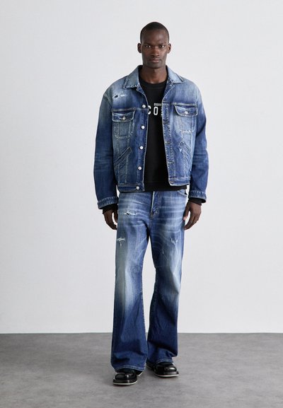 Jeans jakna s laganim plavim gradijentom, sa istrošenim detaljima, dugim rukavima, dugmićima, u kombinaciji s širokim istrošenim plavim trapericama.