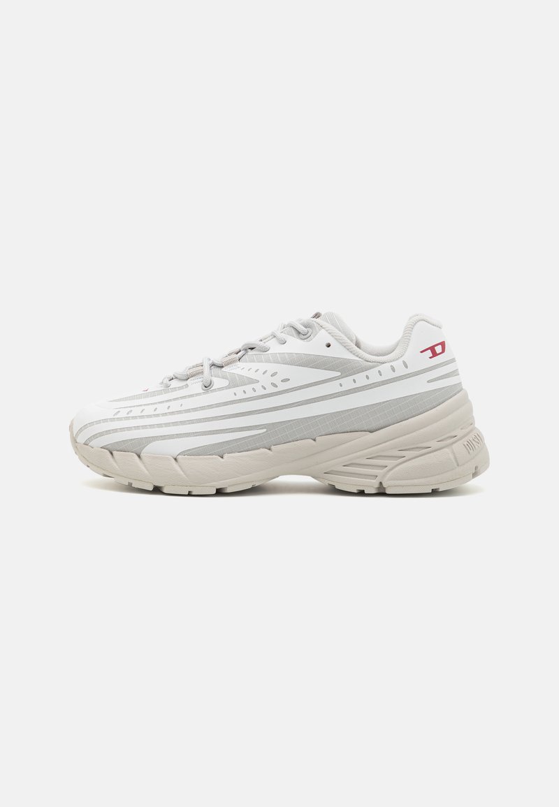 Weißer und grauer Sportschuh mit strukturiertem Obermaterial, schlankem Design, dezenten Streifenmustern und einer gepolsterten Sohle. Rote Akzentdetails vorhanden.