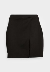 Minifalda negra hecha de tela suave, con un diseño envolvente y una abertura lateral. Cintura elástica simple con una textura lisa y sin adornos.