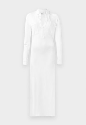 Weißes Langarmkleid mit Kragen und zwei Brusttaschen, aus glattem Stoff, der bis zum Boden fällt. Enthält eine Knopfleiste.