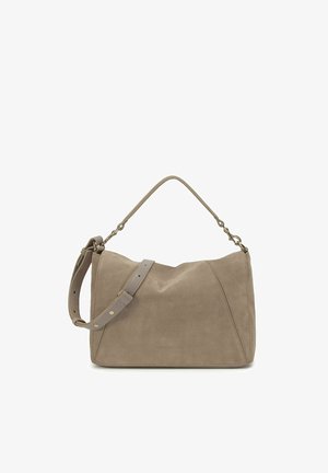Sac d'épaule en daim taupe avec sangle ajustable et design minimaliste, présentant des surpiqûres subtiles et une forme souple et décontractée.