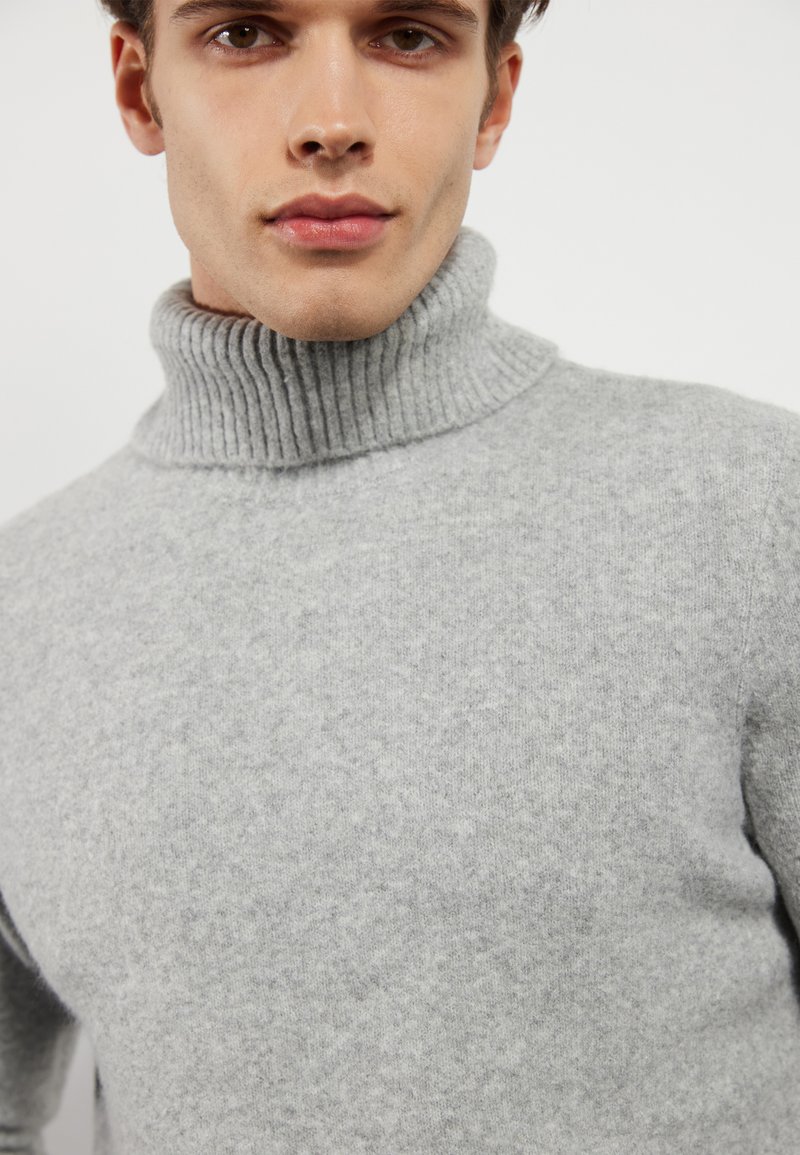 Tendance mode homme 6 : le pull col roulé