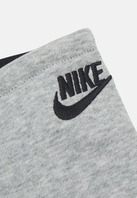 Nike Sportswear NECKWARMER REVERSIBLE CLUB UNISEX - Scaldacollo - dark grey heather/black/white