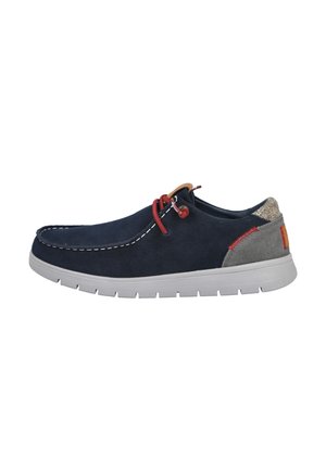 Zapato de ante azul marino con detalles en cordones rojos, acento gris en el talón, costuras blancas en contraste y una suela acolchada para mayor comodidad.