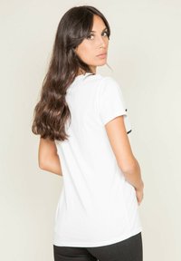 Dona x Lisa MESSAGE HOLIDAY - T-shirt imprimé - white