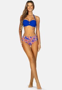 Niebieski bikini na ramiączkach połączony z wysokim stanem, z kolorowym wzorem paisley. Gładki materiał i marszczone detale na góry.