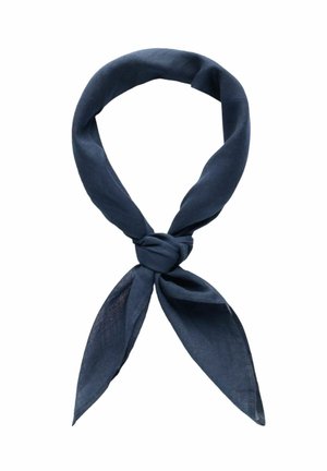 Tummansininen kangaskaulaliina sidottuna löysään solmuun, jossa kaksi päätä roikkuvat valkoista taustaa vasten.