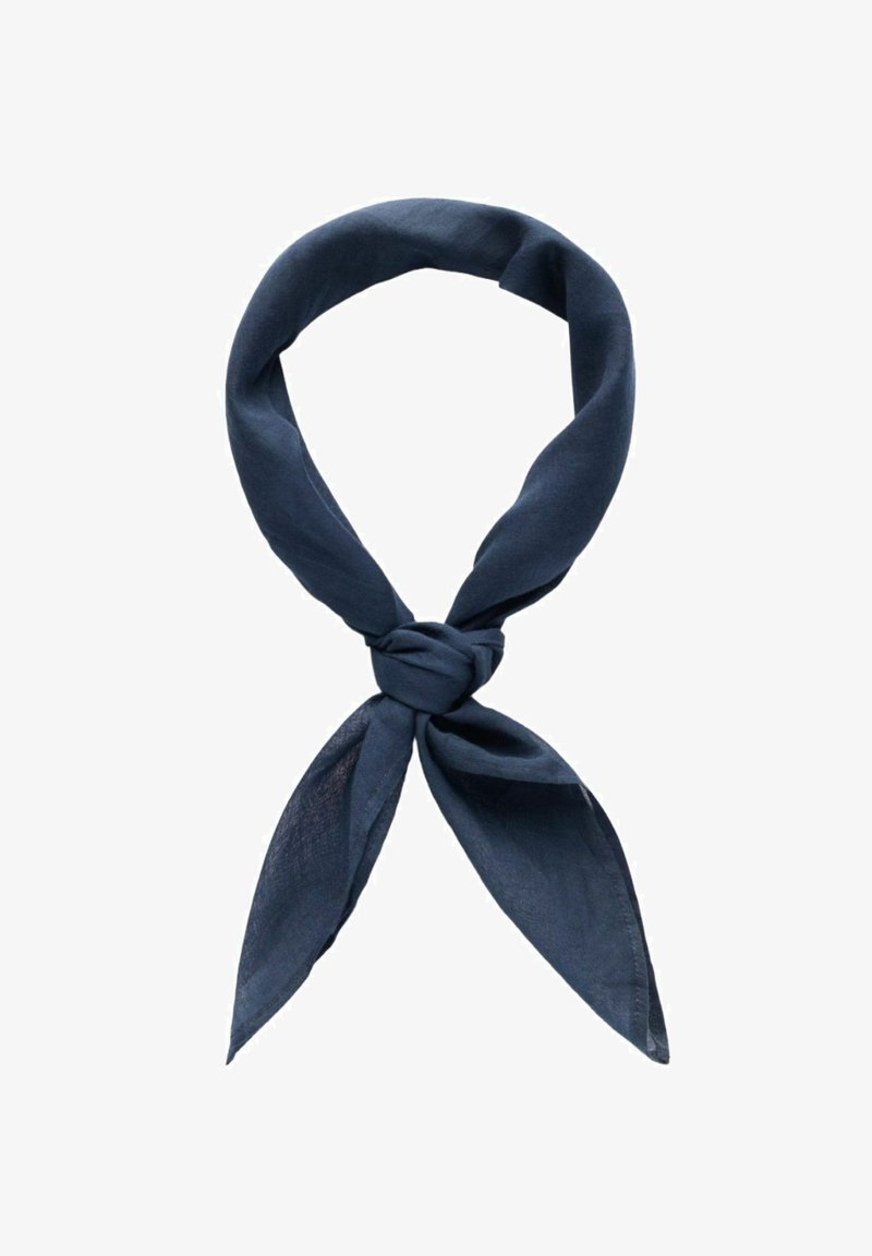 Foulard en tissu bleu foncé noué en un nœud lâche avec deux extrémités pendantes sur fond blanc.