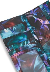 Portemonnee met bloemenpatroon, voorzien van een gestructureerd nylon oppervlak, meerdere kaartsleuven en een levendig kleurenschema van blauw, paars en zwart.