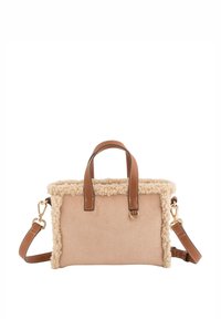 Bolso de ante beige con un borde suave y esponjoso color crema. Cuenta con asas de cuero marrón y una correa ajustable con detalles de herrajes dorados.