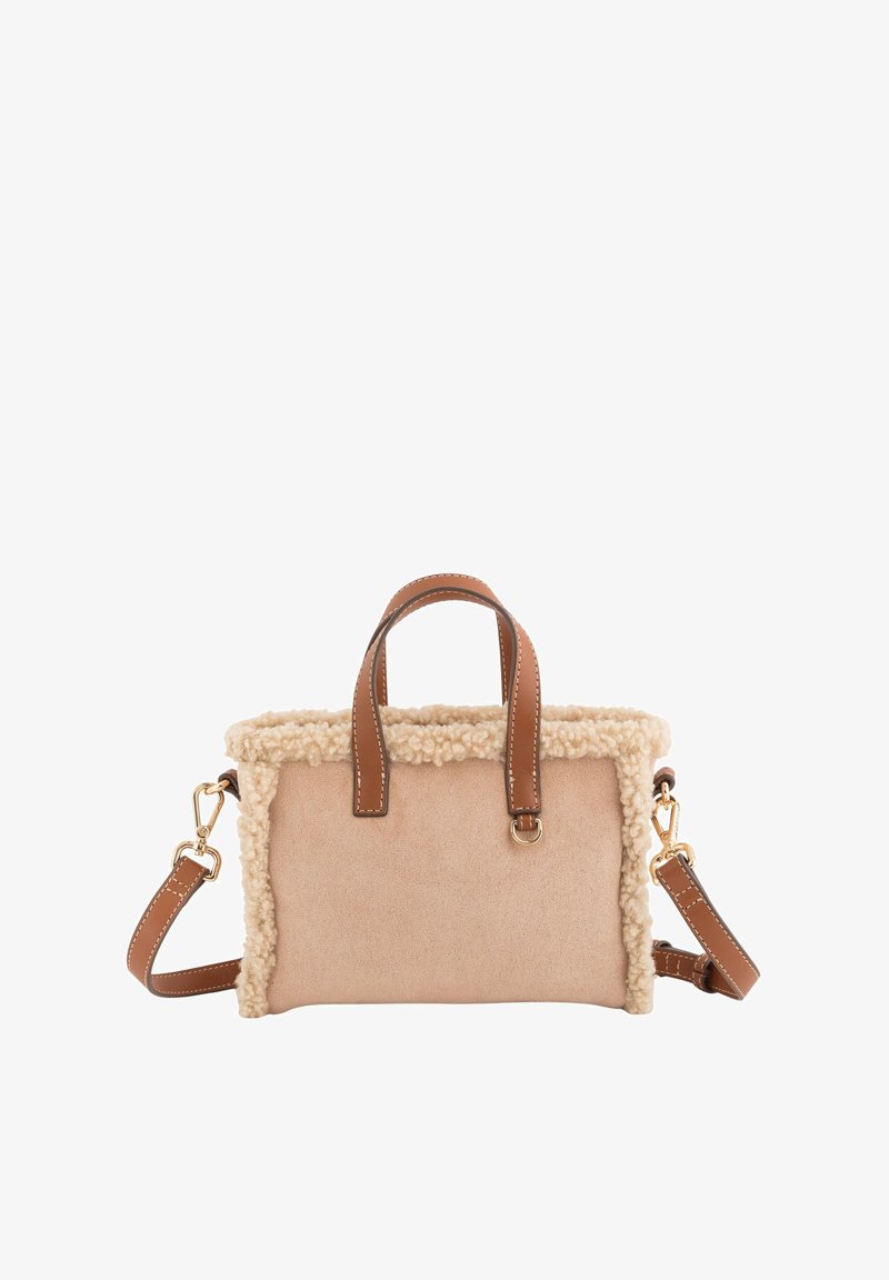 Bolso de ante beige con un borde suave y esponjoso color crema. Cuenta con asas de cuero marrón y una correa ajustable con detalles de herrajes dorados.