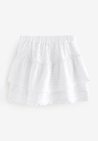 Hvid lagdelt nederdel med elastisk talje, der har øjlebroderi og diskret stribet struktur. Letvægtsstof med flæsekant.