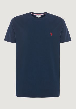 Tmavě modré tričko s kulatým výstřihem a krátkými rukávy, s malým červeným vyšívaným logem hráče polo na levé straně hrudníku a proužkovaným detailem na límci zevnitř.