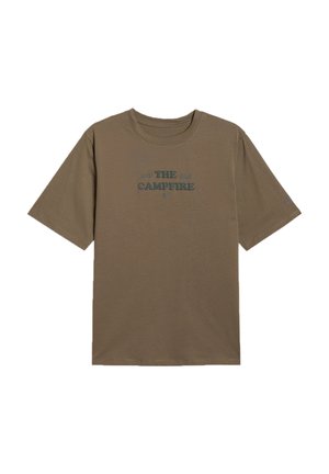 Brązowy t-shirt z krótkim rękawem i okrągłym dekoltem z tekstem „THE CAMPFIRE” nadrukowanym ciemną czcionką na środku z przodu.