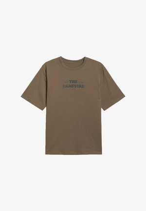 T-shirt marron à manches courtes et col rond avec le texte « THE CAMPFIRE » imprimé en caractères foncés centré sur le devant.