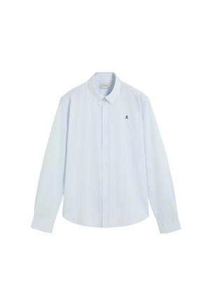 Camisa de botones de manga larga a rayas azul claro y blanca, con cuello y pequeño logo de calavera en el pecho izquierdo.