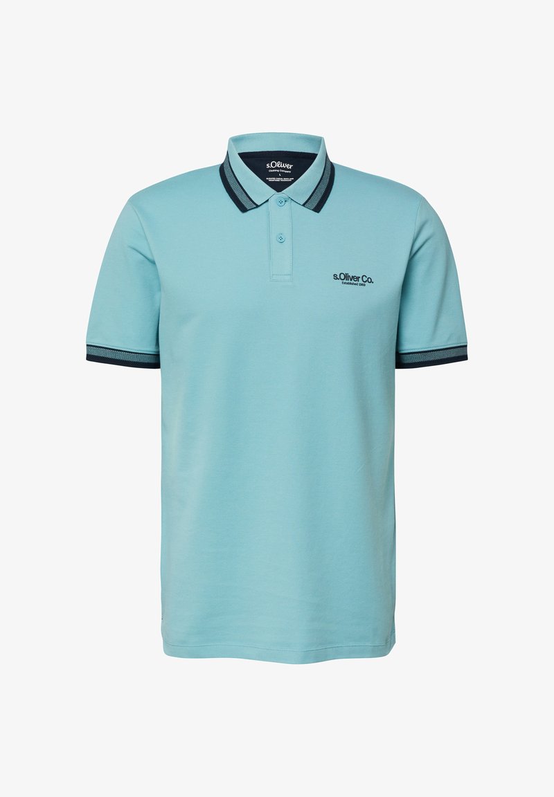 Lichtblauw poloshirt met korte mouwen en een donkerblauwe gestreepte kraag en mouwranden, met het "s.Oliver Co." logo op de linkerborst.