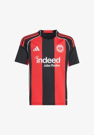 Crveno-crna prugasta nogometna majica izrađena od prozračne tkanine, s bijelim Adidas brendom i središnjim logotipom. Kratki rukavi i okrugli izrez.