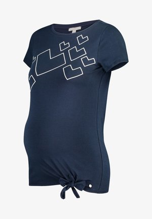 Marineblå graviditetst-shirt med korte ærmer, geometrisk hvidt print på brystet og stofbindeknude nederst ved kanten.