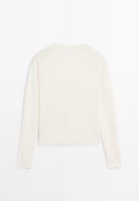 Maglia bianca corta con maniche lunghe, realizzata in morbido materiale lavorato a maglia. Presenta un colletto e polsini a costine, spalle senza cuciture e una trama uniforme.