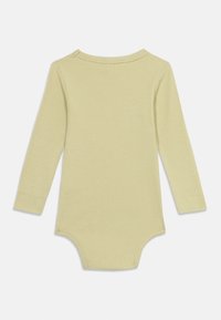 Μπεζ μακρυμάνικο ριμπ κορμάκι μωρού με στρογγυλή λαιμόκοψη και κουμπώματα στο κάτω μέρος, εμφανίζεται από πίσω σε λευκό φόντο.