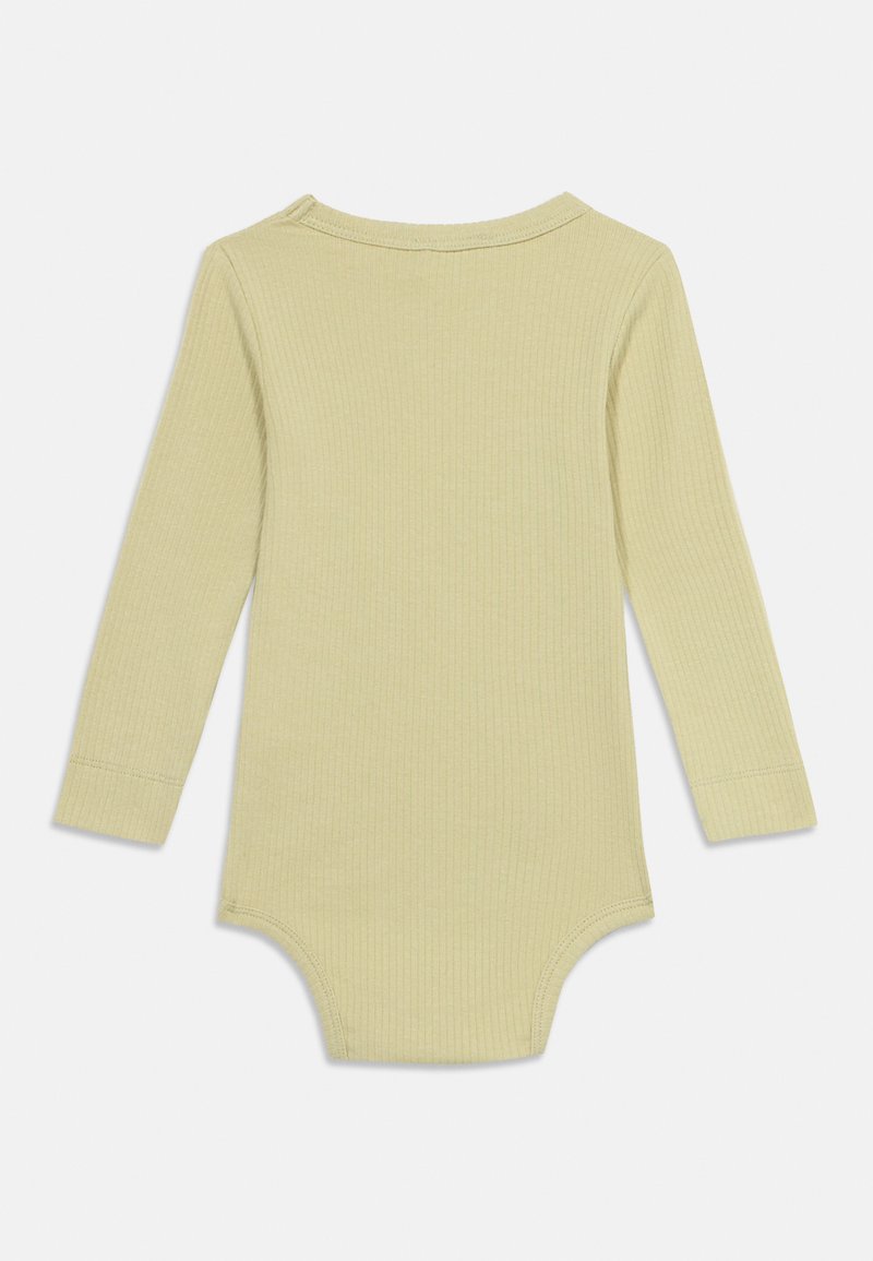 Μπεζ μακρυμάνικο ριμπ κορμάκι μωρού με στρογγυλή λαιμόκοψη και κουμπώματα στο κάτω μέρος, εμφανίζεται από πίσω σε λευκό φόντο.