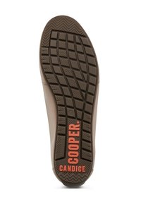 Suela de zapato con un patrón de banda de rodadura geométrica, base marrón y texto rojo "COOPER CANDICE" en el área del talón.