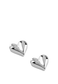 Boucles d'oreilles en argent en forme de cœur avec une surface lisse et polie et des courbes subtilement arrondies, dotées d'une finition réfléchissante et sans ornements visibles.