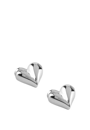 Orecchini a forma di cuore in argento con una superficie liscia e lucida e curve sottili, caratterizzati da una finitura riflettente e senza decorazioni evidenti.