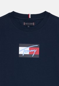 Tommy Hilfiger SCRIPT FLAG UNISEX - Camiseta estampada - dark night navy