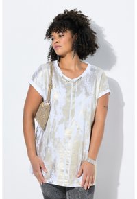 Top loose-fitting metallico dorato e bianco con maniche corte, dotato di scollo a V e perline decorative lungo il collo.