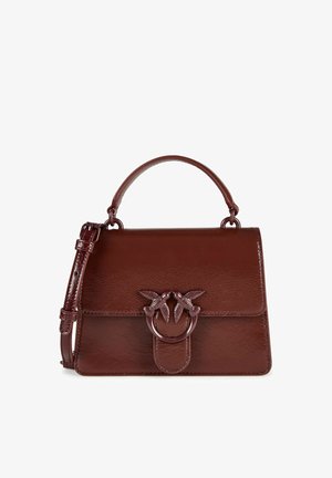 Borsa a mano in pelle marrone scuro con manico superiore, tracolla regolabile e chiusura decorativa in metallo con due uccelli sulla pattina frontale.