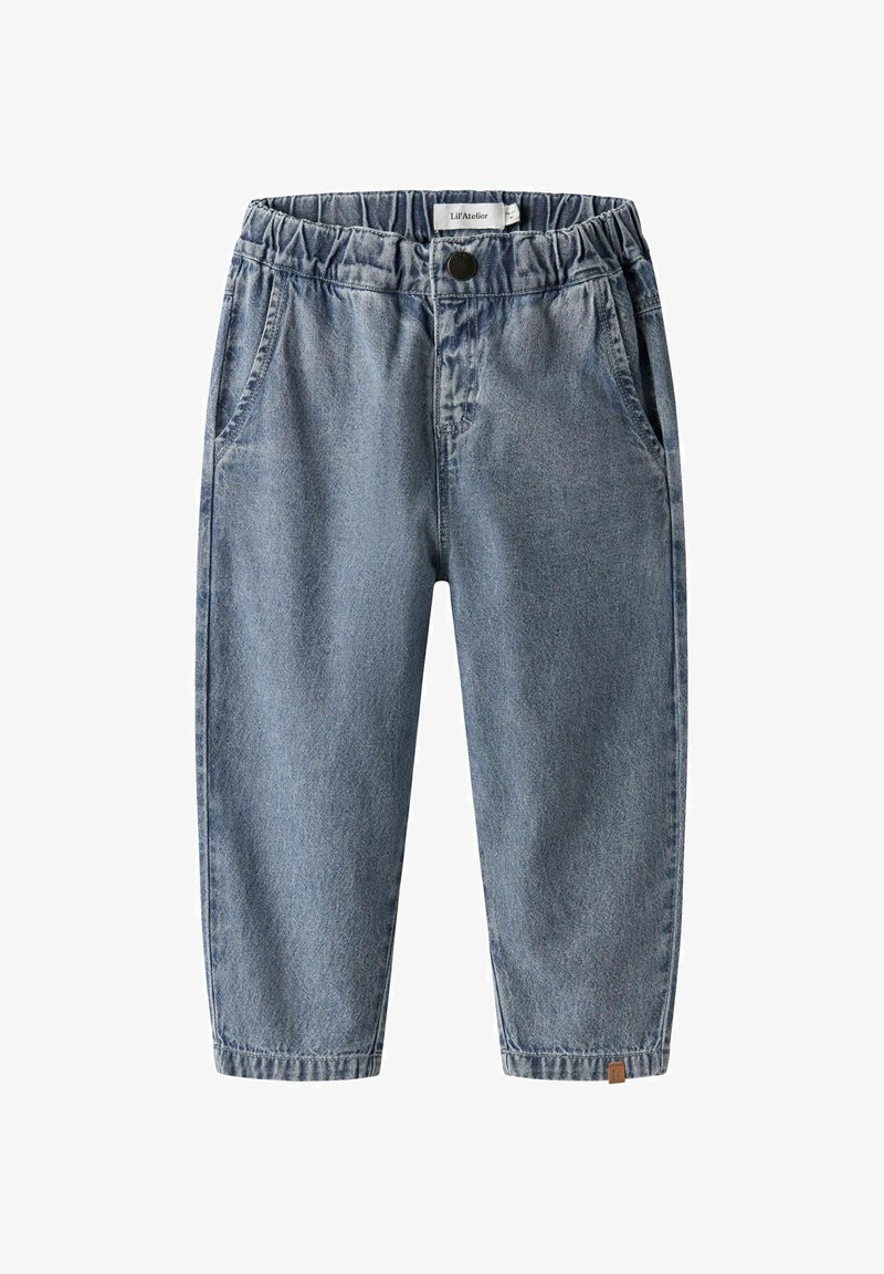 Gaiši zilas džinsa bikses ar elastīgu jostu, pogas aizdari, priekšējām kabatām, sašaurinātu kāju un nelielu austu etiķeti aizmugurē.