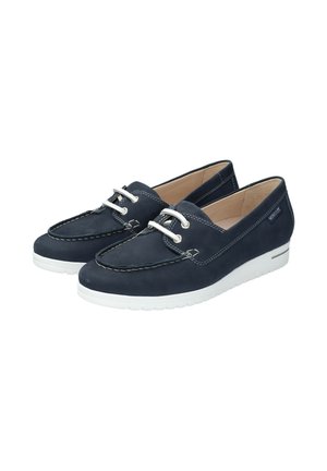 Mocassins en suède bleu marine avec semelles en caoutchouc blanches, présentant des détails de couture et des œillets pour les lacets, conçus pour un usage décontracté.