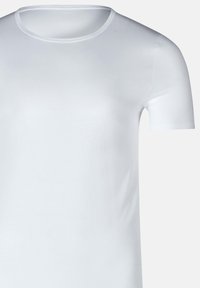 T-shirt bianco a maniche corte in morbido cotone, con scollo rotondo e vestibilità regolare, privo di pattern o dettagli visibili.