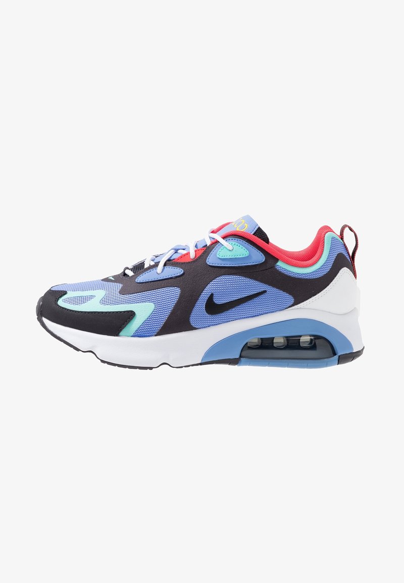 Černá, modrá a červená teniska z prodyšné síťoviny a syntetických materiálů s viditelnou vzduchovou vložkou v podrážce a vícebarevnými detaily.