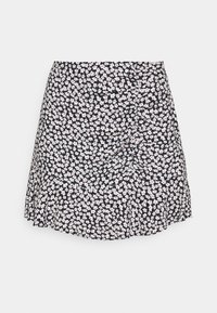 Falda negra con estampado floral de pequeñas flores rosas y blancas, diseño acampanado y tela suave con una ligera textura.