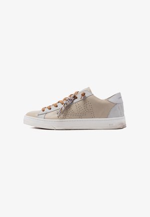 Zapatilla baja beige con costados perforados, cordones marrones con acento multicolor, suela blanca y lengüeta trasera de ante, sobre fondo blanco.
